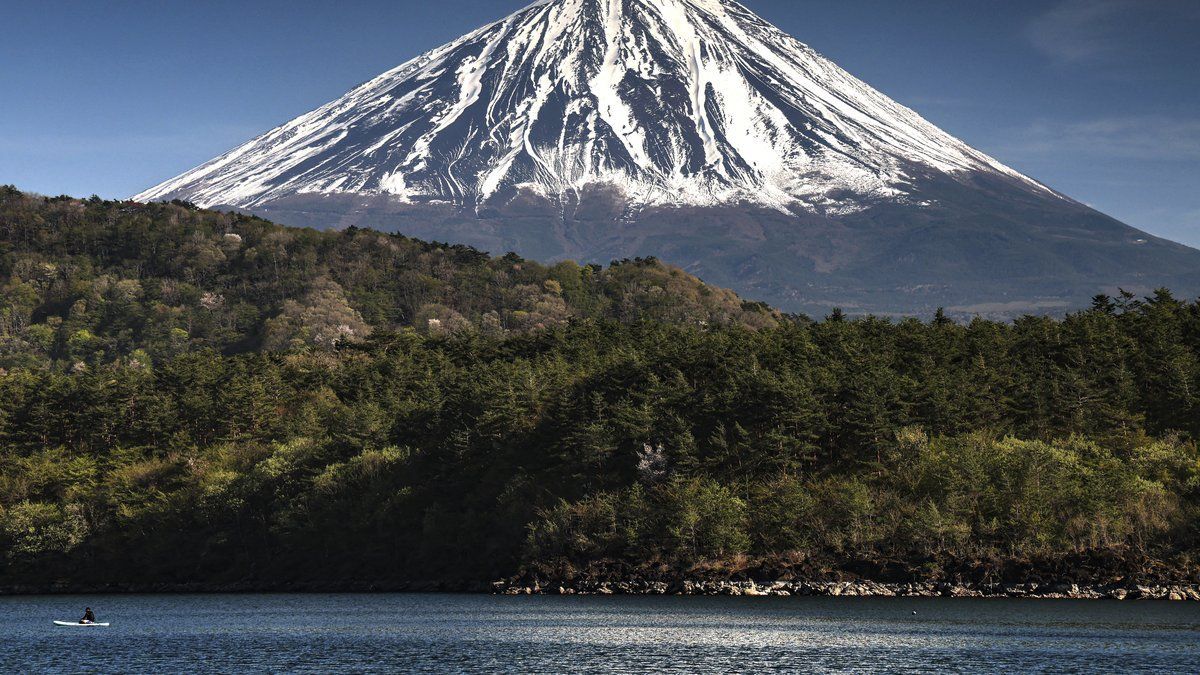Un randonneur suisse de 58 ans meurt sur le mont Fuji, une femme de 99 ans blessée secourue.