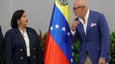Dialogue entre pouvoir et opposition au Venezuela pour une transition.
